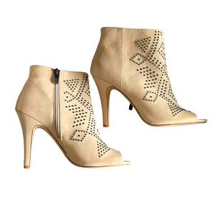 VINCE CAMUTO Kanster High Heel Bootie Open Toe Studs Zip Up 4” Heel SZ 7.5/37.5